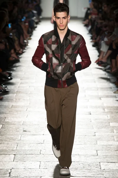 Look 10